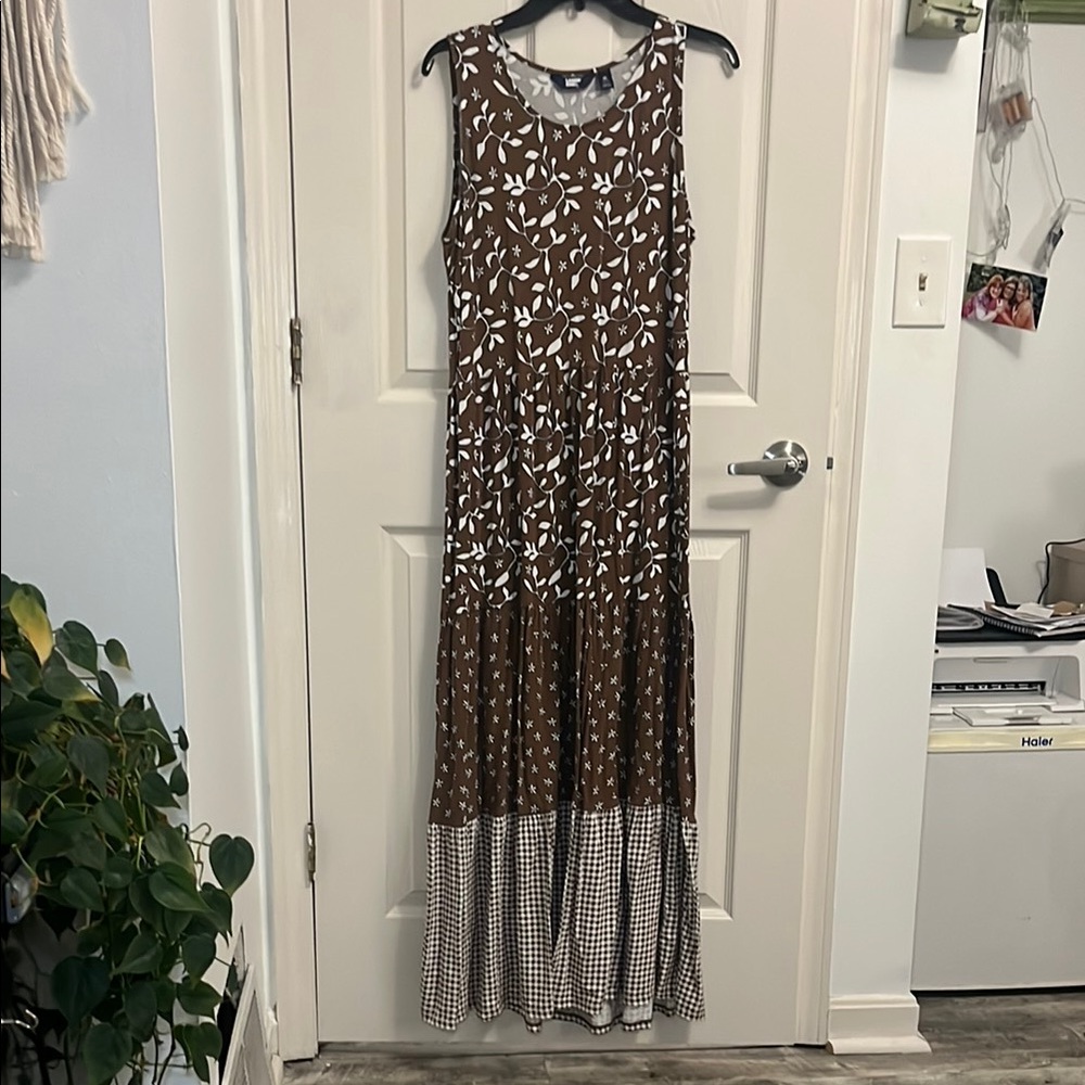 Brown and White Sleeveless Maxi Dress